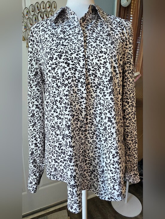 UNTUCKit Tops - UNTUCKit Nora Button-Down Women's 10 White w/ Black Floral Leaf Print Stretchy
